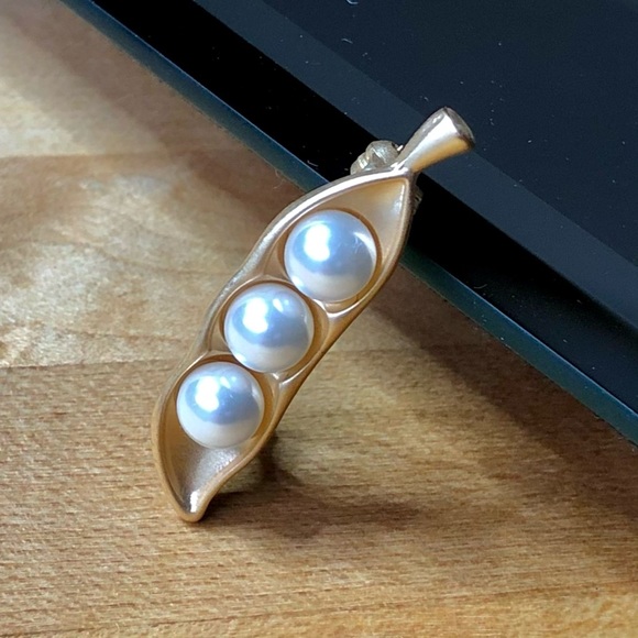 Sold. 🪲PEAS IN A POD BRUSHED GOLDEN BROOCH PIN - Picture 15 of 15